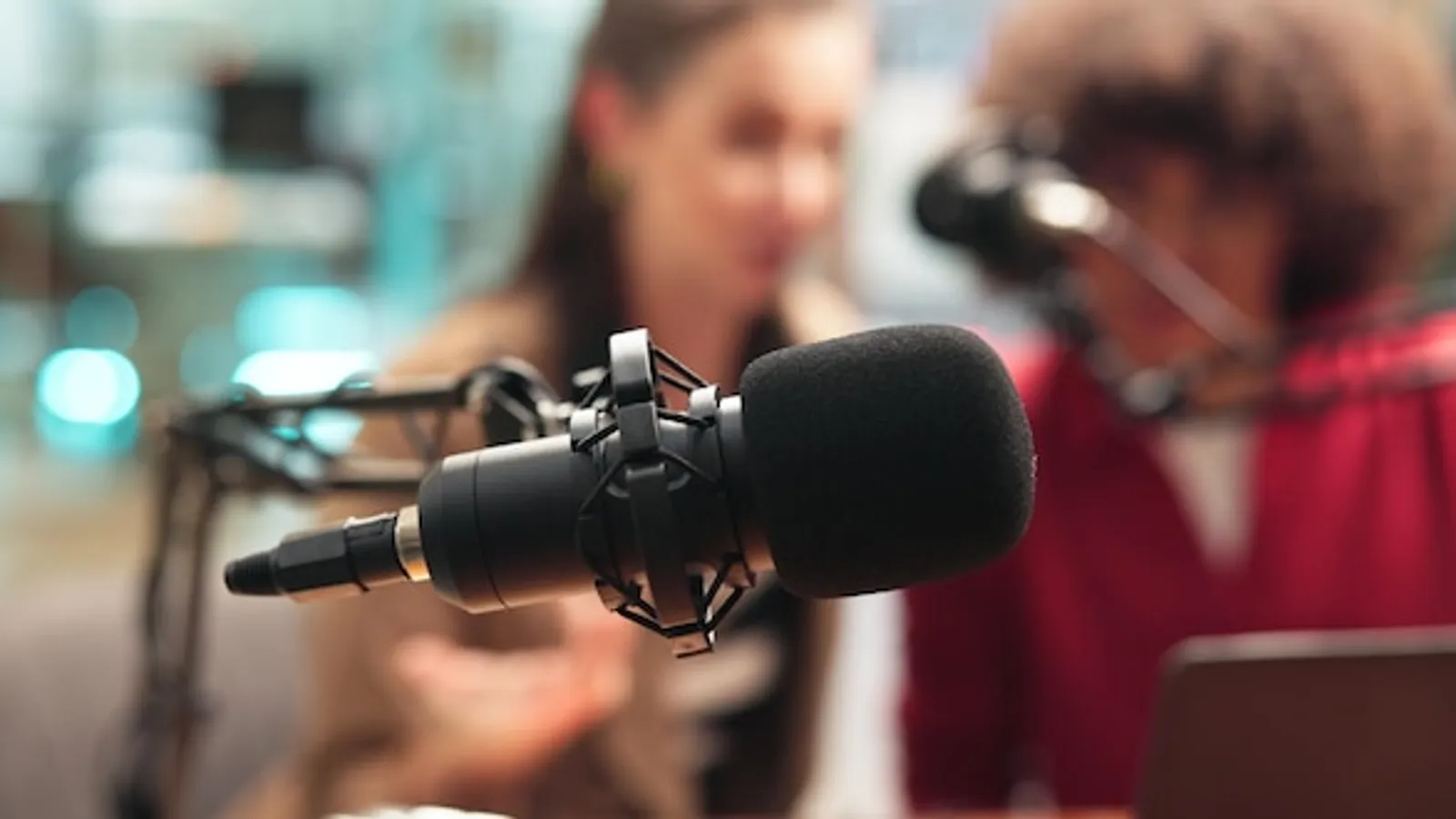 Regieraum mit Monitoren und Mischpult in einem Schweizer Medienstudio