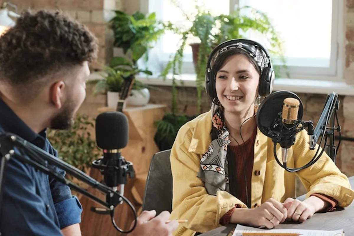 Tonmischpult mit Reglern in einem Aufnahmestudio